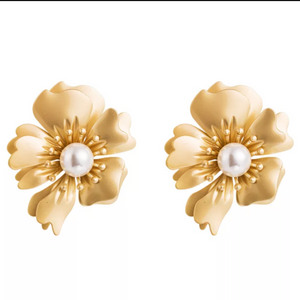 A Big Pearl Flower Earrings